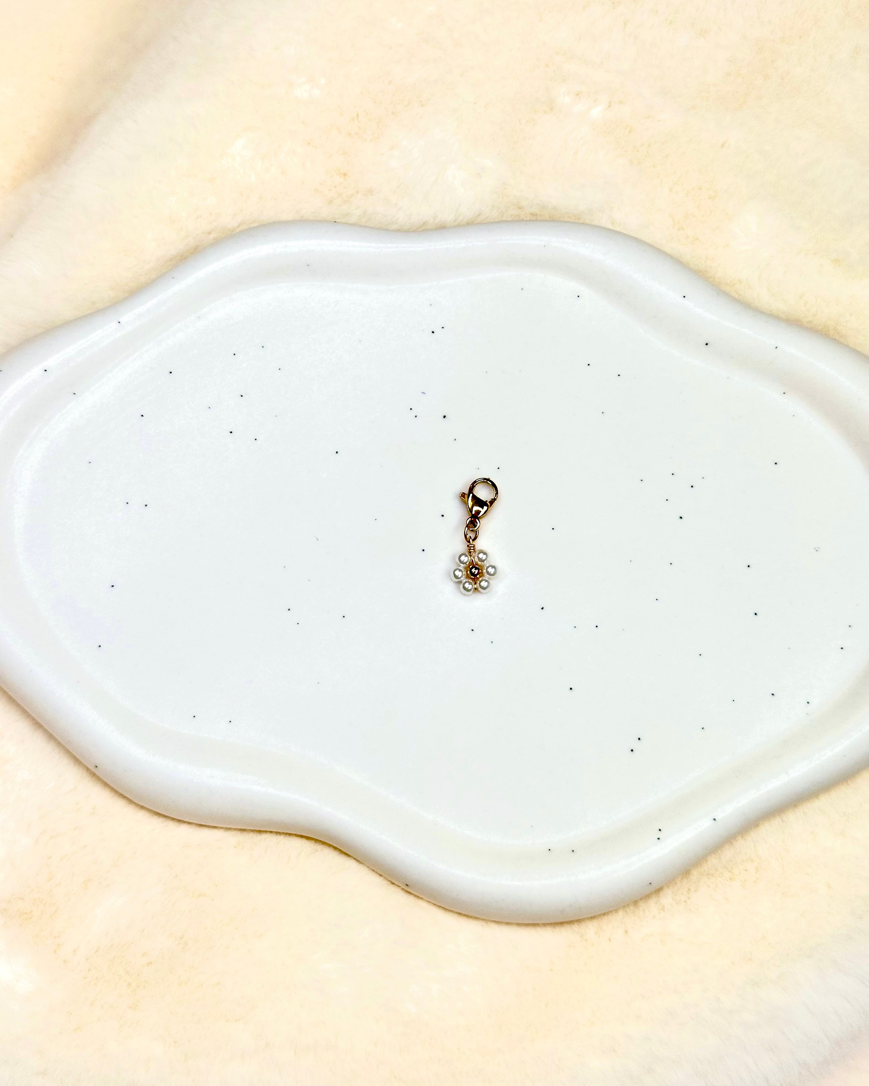 Pendentif Fleur Perlée 🌼